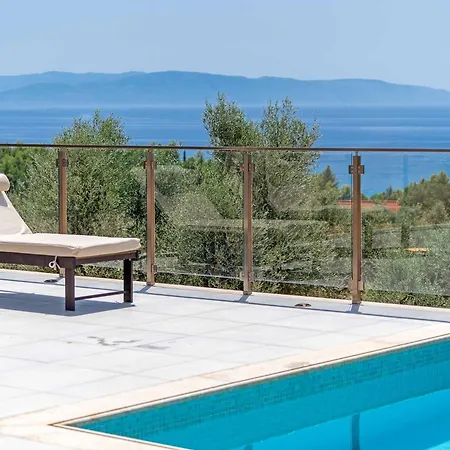 Pangea Irene Villa *